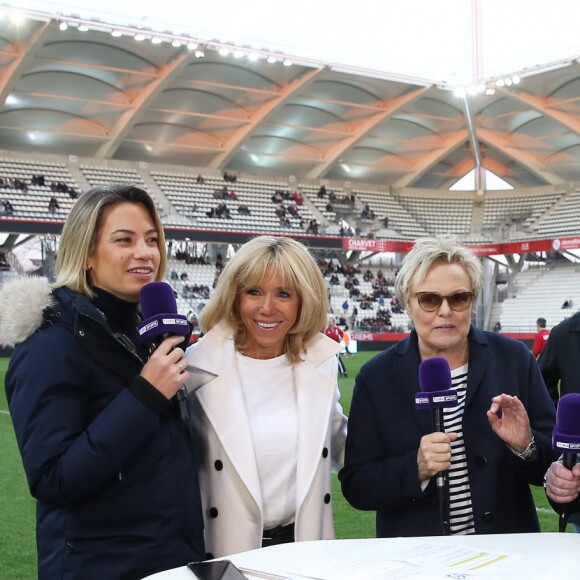 Anne-Laure Bonnet, La Première Dame Brigitte Macron, l'actrice et humoriste Muriel Robin et Jacques Vendroux - La FFF, la ville de Reims, France 98 et Variété Club de France ont organisé un match de gala mixte pour l'égalité hommes-femmes afin de collecter des fonds pour la fondation des femmes et Femmes Relais 51 au stade Auguste-Delaune, à Reims, France, le 20 mars 2019. © Dominique Jacovides/Bestimage