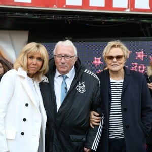 La Première Dame Brigitte Macron, Jacques Vendroux et l'actrice et humoriste Muriel Robin - La FFF, la ville de Reims, France 98 et Variété Club de France ont organisé un match de gala mixte pour l'égalité hommes-femmes afin de collecter des fonds pour la fondation des femmes et Femmes Relais 51 au stade Auguste-Delaune, à Reims, France, le 20 mars 2019. © Dominique Jacovides/Bestimage