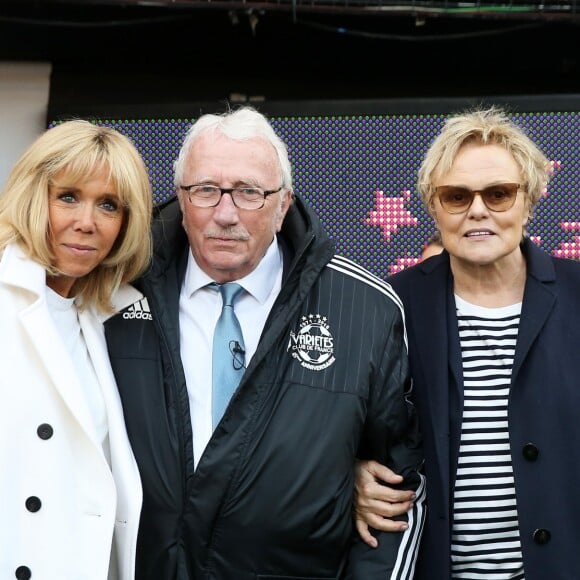 La Première Dame Brigitte Macron, Jacques Vendroux et l'actrice et humoriste Muriel Robin - La FFF, la ville de Reims, France 98 et Variété Club de France ont organisé un match de gala mixte pour l'égalité hommes-femmes afin de collecter des fonds pour la fondation des femmes et Femmes Relais 51 au stade Auguste-Delaune, à Reims, France, le 20 mars 2019. © Dominique Jacovides/Bestimage