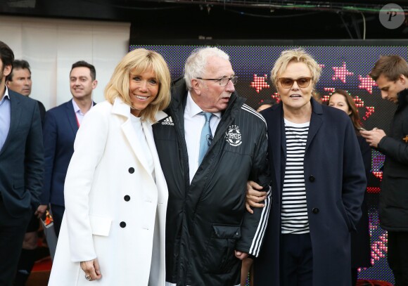 La Première Dame Brigitte Macron, Jacques Vendroux et l'actrice et humoriste Muriel Robin - La FFF, la ville de Reims, France 98 et Variété Club de France ont organisé un match de gala mixte pour l'égalité hommes-femmes afin de collecter des fonds pour la fondation des femmes et Femmes Relais 51 au stade Auguste-Delaune, à Reims, France, le 20 mars 2019. © Dominique Jacovides/Bestimage