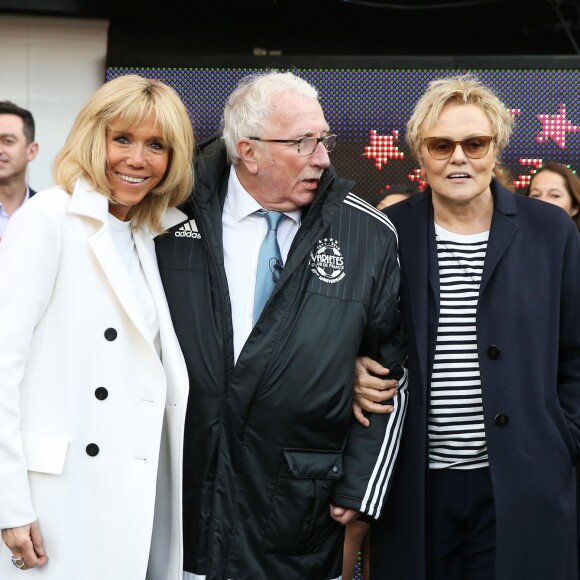 La Première Dame Brigitte Macron, Jacques Vendroux et l'actrice et humoriste Muriel Robin - La FFF, la ville de Reims, France 98 et Variété Club de France ont organisé un match de gala mixte pour l'égalité hommes-femmes afin de collecter des fonds pour la fondation des femmes et Femmes Relais 51 au stade Auguste-Delaune, à Reims, France, le 20 mars 2019. © Dominique Jacovides/Bestimage