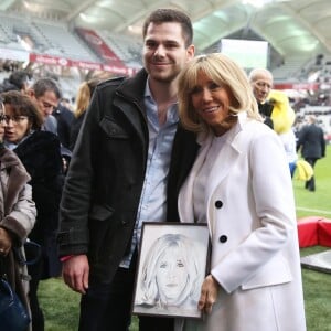 Cédric Rémia (artiste) et la Première Dame Brigitte Macron - La FFF, la ville de Reims, France 98 et Variété Club de France ont organisé un match de gala mixte pour l'égalité hommes-femmes afin de collecter des fonds pour la fondation des femmes et Femmes Relais 51 au stade Auguste-Delaune, à Reims, France, le 20 mars 2019. © Dominique Jacovides/Bestimages