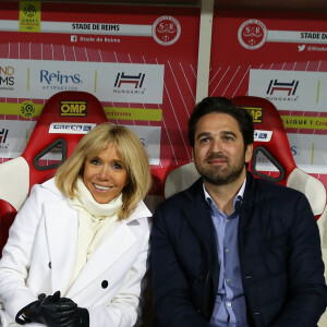 La Première Dame Brigitte Macron et Arnaud Robinet (Maire de Reims) - La FFF, la ville de Reims, France 98 et Variété Club de France ont organisé un match de gala mixte pour l'égalité hommes-femmes afin de collecter des fonds pour la fondation des femmes et Femmes Relais 51 au stade Auguste-Delaune, à Reims, France, le 20 mars 2019. © Dominique Jacovides/Bestimage