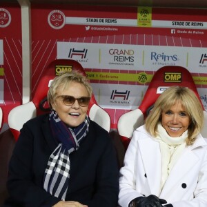 L'actrice et humoriste Muriel Robin, la Première Dame Brigitte Macron et Arnaud Robinet (Maire de Reims) - La FFF, la ville de Reims, France 98 et Variété Club de France ont organisé un match de gala mixte pour l'égalité hommes-femmes afin de collecter des fonds pour la fondation des femmes et Femmes Relais 51 au stade Auguste-Delaune, à Reims, France, le 20 mars 2019. © Dominique Jacovides/Bestimage