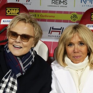 L'actrice et humoriste Muriel Robin et la Première Dame Brigitte Macron - La FFF, la ville de Reims, France 98 et Variété Club de France ont organisé un match de gala mixte pour l'égalité hommes-femmes afin de collecter des fonds pour la fondation des femmes et Femmes Relais 51 au stade Auguste-Delaune, à Reims, France, le 20 mars 2019. © Dominique Jacovides/Bestimage