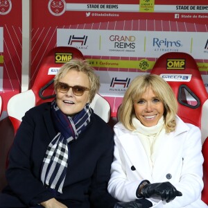 L'actrice et humoriste Muriel Robin et la Première Dame Brigitte Macron - La FFF, la ville de Reims, France 98 et Variété Club de France ont organisé un match de gala mixte pour l'égalité hommes-femmes afin de collecter des fonds pour la fondation des femmes et Femmes Relais 51 au stade Auguste-Delaune, à Reims, France, le 20 mars 2019. © Dominique Jacovides/Bestimage