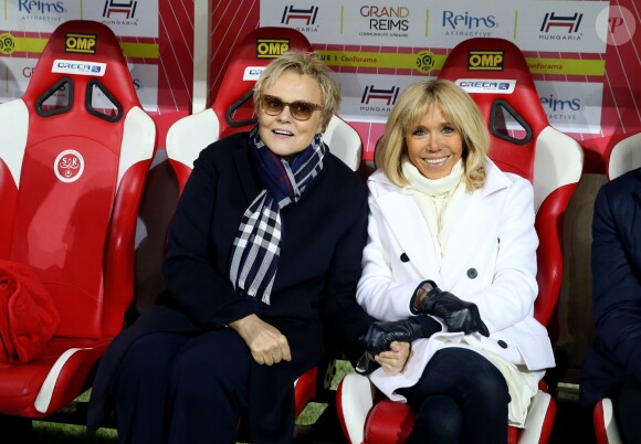 L'actrice et humoriste Muriel Robin et la Première Dame Brigitte Macron - La FFF, la ville de Reims, France 98 et Variété Club de France ont organisé un match de gala mixte pour l'égalité hommes-femmes afin de collecter des fonds pour la fondation des femmes et Femmes Relais 51 au stade Auguste-Delaune, à Reims, France, le 20 mars 2019. © Dominique Jacovides/Bestimage