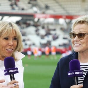 La Première Dame Brigitte Macron et l'actrice et humoriste Muriel Robin - La FFF, la ville de Reims, France 98 et Variété Club de France ont organisé un match de gala mixte pour l'égalité hommes-femmes afin de collecter des fonds pour la fondation des femmes et Femmes Relais 51 au stade Auguste-Delaune, à Reims, France, le 20 mars 2019. © Dominique Jacovides/Bestimage