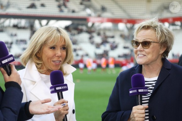 La Première Dame Brigitte Macron et l'actrice et humoriste Muriel Robin - La FFF, la ville de Reims, France 98 et Variété Club de France ont organisé un match de gala mixte pour l'égalité hommes-femmes afin de collecter des fonds pour la fondation des femmes et Femmes Relais 51 au stade Auguste-Delaune, à Reims, France, le 20 mars 2019. © Dominique Jacovides/Bestimage