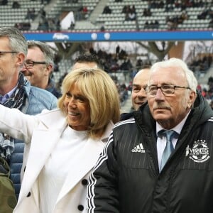 La Première Dame Brigitte Macron, Jacques Vendroux et l'actrice et humoriste Muriel Robin - La FFF, la ville de Reims, France 98 et Variété Club de France ont organisé un match de gala mixte pour l'égalité hommes-femmes afin de collecter des fonds pour la fondation des femmes et Femmes Relais 51 au stade Auguste-Delaune, à Reims, France, le 20 mars 2019.  © Dominique Jacovides/Bestimage