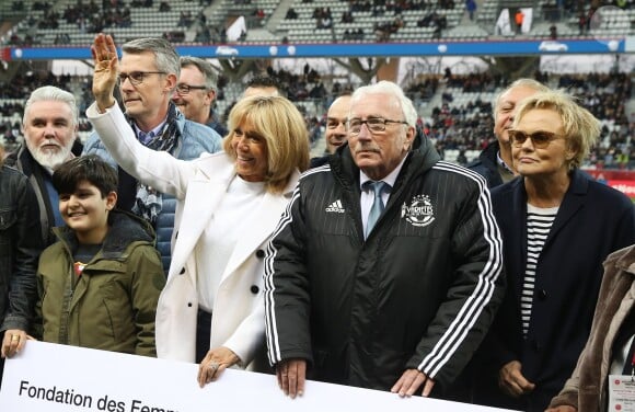 La Première Dame Brigitte Macron, Jacques Vendroux et l'actrice et humoriste Muriel Robin - La FFF, la ville de Reims, France 98 et Variété Club de France ont organisé un match de gala mixte pour l'égalité hommes-femmes afin de collecter des fonds pour la fondation des femmes et Femmes Relais 51 au stade Auguste-Delaune, à Reims, France, le 20 mars 2019.  © Dominique Jacovides/Bestimage