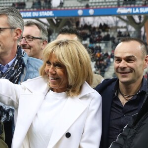 La Première Dame Brigitte Macron, Jacques Vendroux et l'actrice et humoriste Muriel Robin - La FFF, la ville de Reims, France 98 et Variété Club de France ont organisé un match de gala mixte pour l'égalité hommes-femmes afin de collecter des fonds pour la fondation des femmes et Femmes Relais 51 au stade Auguste-Delaune, à Reims, France, le 20 mars 2019. © Dominique Jacovides/Bestimage