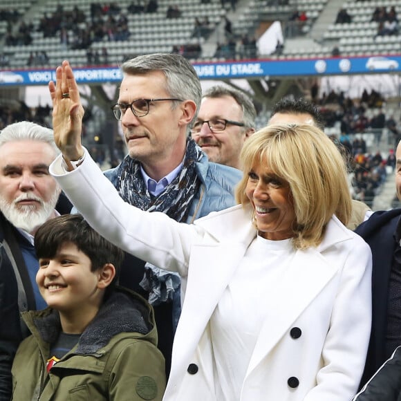 La Première Dame Brigitte Macron - La FFF, la ville de Reims, France 98 et Variété Club de France ont organisé un match de gala mixte pour l'égalité hommes-femmes afin de collecter des fonds pour la fondation des femmes et Femmes Relais 51 au stade Auguste-Delaune, à Reims, France, le 20 mars 2019. © Dominique Jacovides/Bestimage