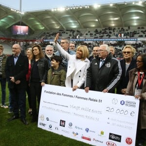 La Première Dame Brigitte Macron, Jacques Vendroux et l'actrice et humoriste Muriel Robin - La FFF, la ville de Reims, France 98 et Variété Club de France ont organisé un match de gala mixte pour l'égalité hommes-femmes afin de collecter des fonds pour la fondation des femmes et Femmes Relais 51 au stade Auguste-Delaune, à Reims, France, le 20 mars 2019. © Dominique Jacovides/Bestimage