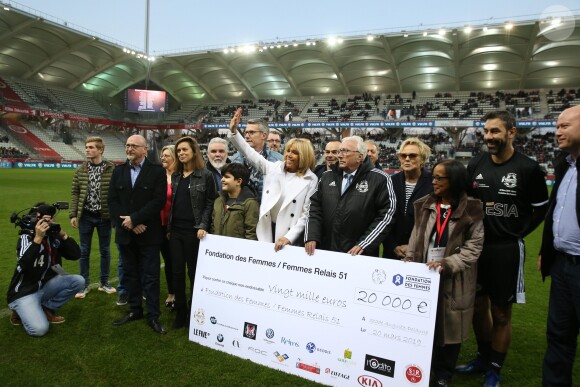 La Première Dame Brigitte Macron, Jacques Vendroux et l'actrice et humoriste Muriel Robin - La FFF, la ville de Reims, France 98 et Variété Club de France ont organisé un match de gala mixte pour l'égalité hommes-femmes afin de collecter des fonds pour la fondation des femmes et Femmes Relais 51 au stade Auguste-Delaune, à Reims, France, le 20 mars 2019. © Dominique Jacovides/Bestimage