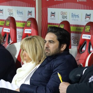 Jacques Vendroux, l'actrice et humoriste Muriel Robin, la Première Dame Brigitte Macron avec son directeur de cabinet Pierre-Olivier Costa et Arnaud Robinet (Maire de Reims) - La FFF, la ville de Reims, France 98 et Variété Club de France ont organisé un match de gala mixte pour l'égalité hommes-femmes afin de collecter des fonds pour la fondation des femmes et Femmes Relais 51 au stade Auguste-Delaune, à Reims, France, le 20 mars 2019. © Dominique Jacovides/Bestimage