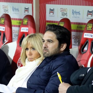 Jacques Vendroux, l'actrice et humoriste Muriel Robin, la Première Dame Brigitte Macron avec son directeur de cabinet Pierre-Olivier Costa et Arnaud Robinet (Maire de Reims) - La FFF, la ville de Reims, France 98 et Variété Club de France ont organisé un match de gala mixte pour l'égalité hommes-femmes afin de collecter des fonds pour la fondation des femmes et Femmes Relais 51 au stade Auguste-Delaune, à Reims, France, le 20 mars 2019. © Dominique Jacovides/Bestimage