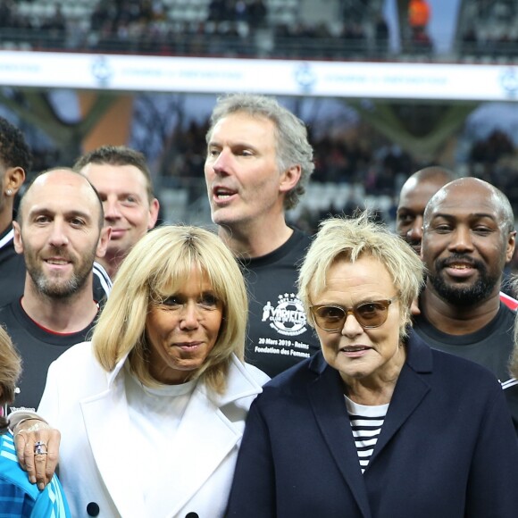 La Première Dame Brigitte Macron, Laurent Blanc et l'actrice et humoriste Muriel Robin - La FFF, la ville de Reims, France 98 et Variété Club de France ont organisé un match de gala mixte pour l'égalité hommes-femmes afin de collecter des fonds pour la fondation des femmes et Femmes Relais 51 au stade Auguste-Delaune, à Reims, France, le 20 mars 2019. © Dominique Jacovides/Bestimage