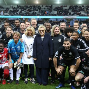 La Première Dame Brigitte Macron, l'actrice et humoriste Muriel Robin, Laurent Blanc, Christian Karembeu, Robert Pirès, Claude Puel, Marinette Pichon, Brigitte Henriques, Jessica Houara, Laura Georges, Daniel Narcisse, Sonny Anderson et guest - La FFF, la ville de Reims, France 98 et Variété Club de France ont organisé un match de gala mixte pour l'égalité hommes-femmes afin de collecter des fonds pour la fondation des femmes et Femmes Relais 51 au stade Auguste-Delaune, à Reims, France, le 20 mars 2019. © Dominique Jacovides/Bestimage