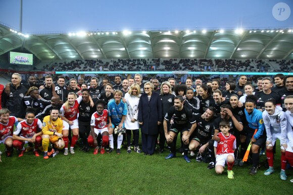 La Première Dame Brigitte Macron, l'actrice et humoriste Muriel Robin, Laurent Blanc, Christian Karembeu, Robert Pirès, Claude Puel, Marinette Pichon, Brigitte Henriques, Jessica Houara, Laura Georges, Daniel Narcisse, Sonny Anderson et guest - La FFF, la ville de Reims, France 98 et Variété Club de France ont organisé un match de gala mixte pour l'égalité hommes-femmes afin de collecter des fonds pour la fondation des femmes et Femmes Relais 51 au stade Auguste-Delaune, à Reims, France, le 20 mars 2019. © Dominique Jacovides/Bestimage