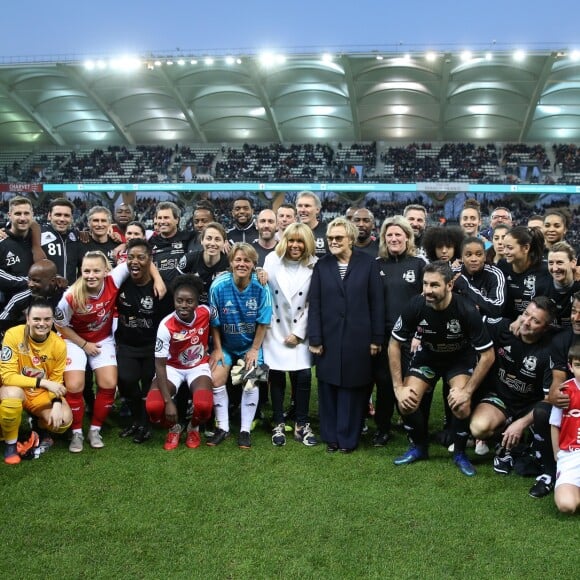 La Première Dame Brigitte Macron, l'actrice et humoriste Muriel Robin, Laurent Blanc, Christian Karembeu, Robert Pirès, Claude Puel, Marinette Pichon, Brigitte Henriques, Jessica Houara, Laura Georges, Daniel Narcisse, Sonny Anderson et guest - La FFF, la ville de Reims, France 98 et Variété Club de France ont organisé un match de gala mixte pour l'égalité hommes-femmes afin de collecter des fonds pour la fondation des femmes et Femmes Relais 51 au stade Auguste-Delaune, à Reims, France, le 20 mars 2019. © Dominique Jacovides/Bestimage