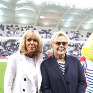 La Première Dame Brigitte Macron et l'actrice et humoriste Muriel Robin - La FFF, la ville de Reims, France 98 et Variété Club de France ont organisé un match de gala mixte pour l'égalité hommes-femmes afin de collecter des fonds pour la fondation des femmes et Femmes Relais 51 au stade Auguste-Delaune, à Reims, France, le 20 mars 2019. © Dominique Jacovides/Bestimage