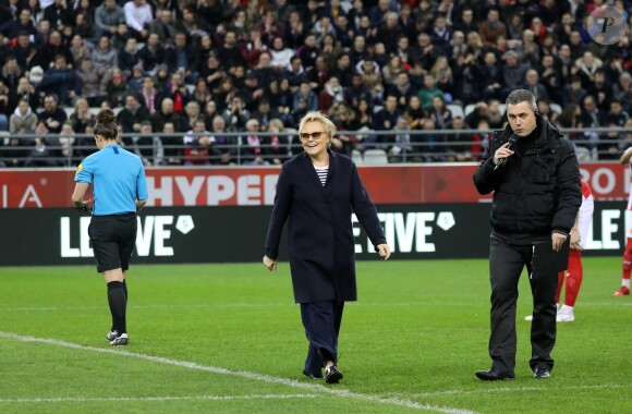 L'actrice et humoriste Muriel Robin donne le coup d'envoi - La FFF, la ville de Reims, France 98 et Variété Club de France ont organisé un match de gala mixte pour l'égalité hommes-femmes afin de collecter des fonds pour la fondation des femmes et Femmes Relais 51 au stade Auguste-Delaune, à Reims, France, le 20 mars 2019. © Dominique Jacovides/Bestimage