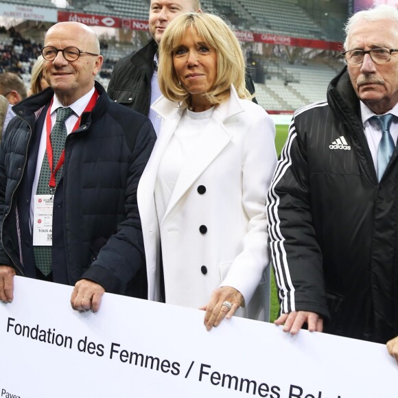 La Première Dame Brigitte Macron, Jacques Vendroux et l'actrice et humoriste Muriel Robin - La FFF, la ville de Reims, France 98 et Variété Club de France ont organisé un match de gala mixte pour l'égalité hommes-femmes afin de collecter des fonds pour la fondation des femmes et Femmes Relais 51 au stade Auguste-Delaune, à Reims, France, le 20 mars 2019.  © Dominique Jacovides/Bestimage