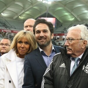 La Première Dame Brigitte Macron, Jacques Vendroux et l'actrice et humoriste Muriel Robin - La FFF, la ville de Reims, France 98 et Variété Club de France ont organisé un match de gala mixte pour l'égalité hommes-femmes afin de collecter des fonds pour la fondation des femmes et Femmes Relais 51 au stade Auguste-Delaune, à Reims, France, le 20 mars 2019. © Dominique Jacovides/Bestimage