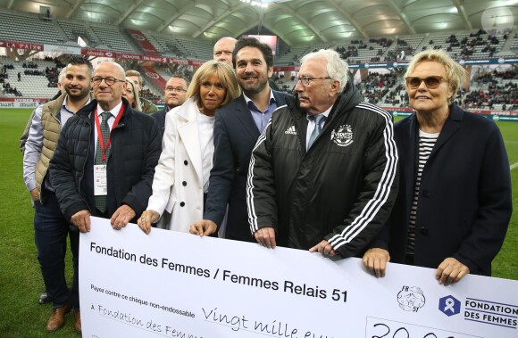 La Première Dame Brigitte Macron, Jacques Vendroux et l'actrice et humoriste Muriel Robin - La FFF, la ville de Reims, France 98 et Variété Club de France ont organisé un match de gala mixte pour l'égalité hommes-femmes afin de collecter des fonds pour la fondation des femmes et Femmes Relais 51 au stade Auguste-Delaune, à Reims, France, le 20 mars 2019. © Dominique Jacovides/Bestimage