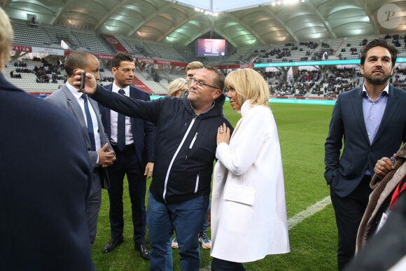 La Première Dame Brigitte Macron - La FFF, la ville de Reims, France 98 et Variété Club de France ont organisé un match de gala mixte pour l'égalité hommes-femmes afin de collecter des fonds pour la fondation des femmes et Femmes Relais 51 au stade Auguste-Delaune, à Reims, France, le 20 mars 2019. © Dominique Jacovides/Bestimage