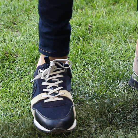 Détail des baskets de la Première Dame Brigitte Macron - La FFF, la ville de Reims, France 98 et Variété Club de France ont organisé un match de gala mixte pour l'égalité hommes-femmes afin de collecter des fonds pour la fondation des femmes et Femmes Relais 51 au stade Auguste-Delaune, à Reims, France, le 20 mars 2019.  © Dominique Jacovides/Bestimage