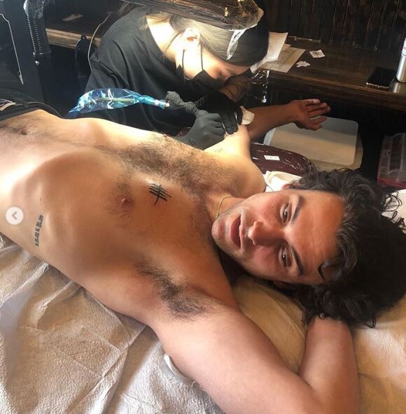 Jack Falahee a dévoilé des photos de lui dans un salon de tatouage de Los Angeles, le 21 mars 2019
