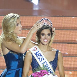 Iris Mittenaere, Miss Nord-Pas-de-Calais élue Miss France 2016 lors du concours organisé à Lille, le 19 décembre 2015.