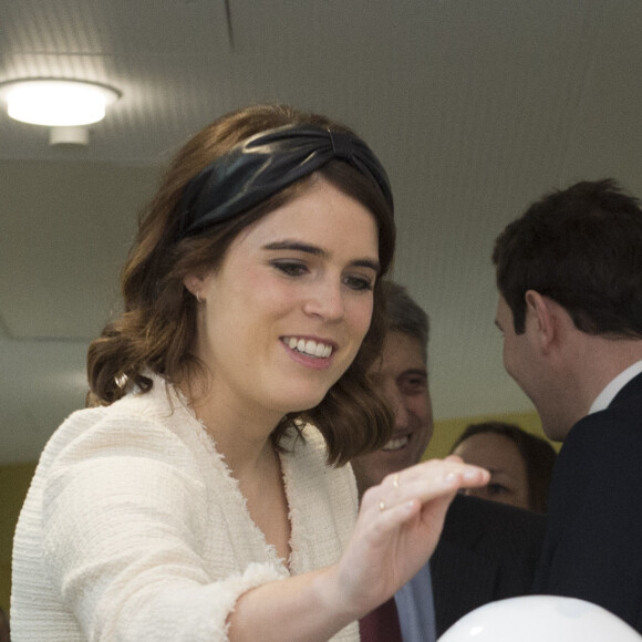 La princesse Eugenie d'York, en compagnie de son mari Jack Brooksbank et de son père le prince Andrew, inaugurait le 21 mars 2019 un nouveau bâtiment, le Stanmore Building, au  Royal National Orthopaedic Hospital à Londres, où elle avait subi une lourde intervention chirurgicale à l'âge de 12 ans en raison de sa scoliose.