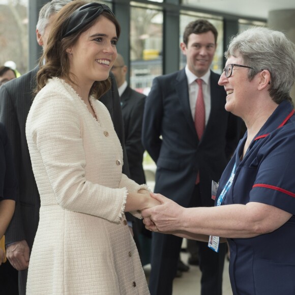 La princesse Eugenie d'York, en compagnie de son mari Jack Brooksbank (en arrière-plan) et de son père le prince Andrew, inaugurait le 21 mars 2019 un nouveau bâtiment, le Stanmore Building, au Royal National Orthopaedic Hospital à Londres, où elle avait subi une lourde intervention chirurgicale à l'âge de 12 ans en raison de sa scoliose.