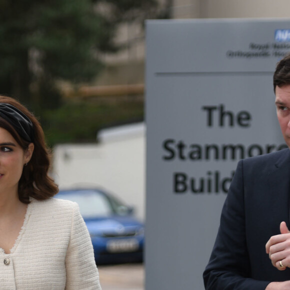 La princesse Eugenie d'York, en compagnie de son mari Jack Brooksbank et de son père le prince Andrew, inaugurait le 21 mars 2019 un nouveau bâtiment, le Stanmore Building, au  Royal National Orthopaedic Hospital à Londres, où elle avait subi une lourde intervention chirurgicale à l'âge de 12 ans en raison de sa scoliose.