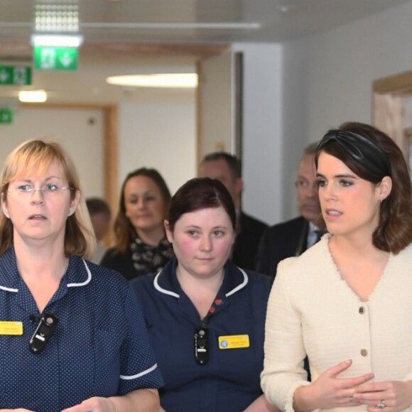 La princesse Eugenie d'York, en compagnie de son époux Jack Brooksbank et de son père le prince Andrew, inaugurait le 21 mars 2019 un nouveau bâtiment, le Stanmore Building, au Royal National Orthopaedic Hospital à Londres, où elle avait subi une lourde intervention chirurgicale à l'âge de 12 ans en raison de sa scoliose.