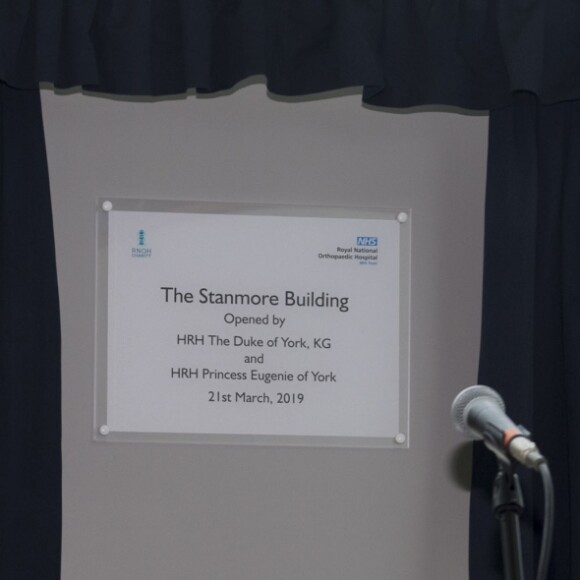 La princesse Eugenie d'York, en compagnie de son mari Jack Brooksbank et de son père le prince Andrew, inaugurait le 21 mars 2019 un nouveau bâtiment, le Stanmore Building, au  Royal National Orthopaedic Hospital à Londres, où elle avait subi une lourde intervention chirurgicale à l'âge de 12 ans en raison de sa scoliose.