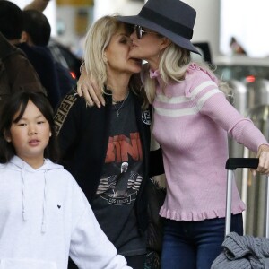 Semi-exclusif - Laeticia Hallyday est allée accueillir sa maman Françoise Thibault avec ses filles Jade et Joy à l'aéroport de Los Angeles le 3 février 2019.