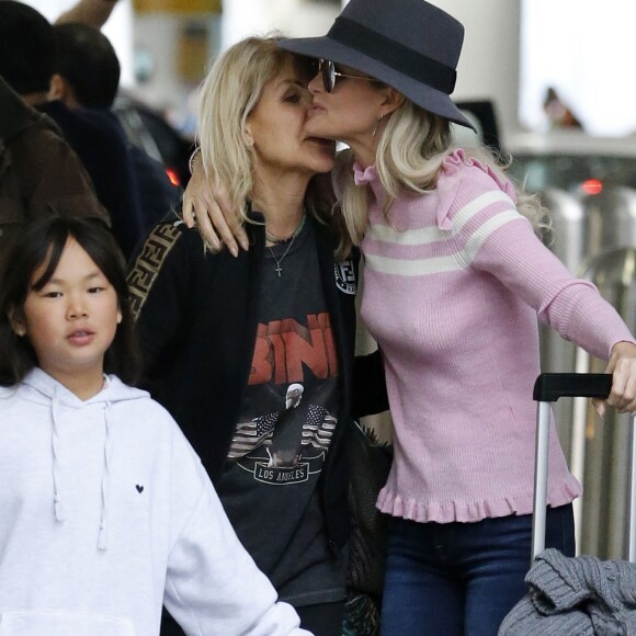 Semi-exclusif - Laeticia Hallyday est allée accueillir sa maman Françoise Thibault avec ses filles Jade et Joy à l'aéroport de Los Angeles le 3 février 2019.