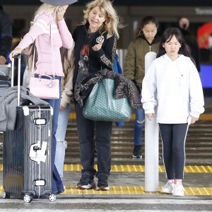 Laeticia Hallyday est allée accueillir sa maman Françoise Thibault avec ses filles Jade et Joy à l'aéroport de Los Angeles le 3 février 2019.