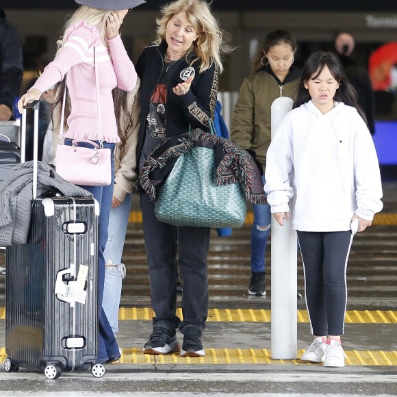 Laeticia Hallyday est allée accueillir sa maman Françoise Thibault avec ses filles Jade et Joy à l'aéroport de Los Angeles le 3 février 2019.