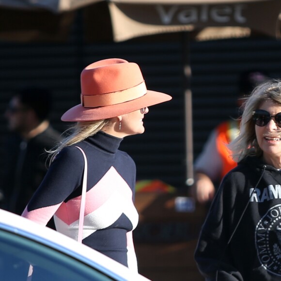 Laeticia Hallyday, ses filles Jade et Joy Hallyday et sa mère Françoise Thibaut sont allées déjeuner au restaurant japonais Nobu avec des amis à Malibu, Los Angeles, le 9 février 2019.