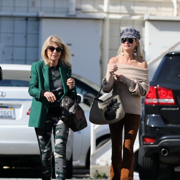 Laeticia Hallyday emmène sa mère Françoise Thibault au salon de coiffure "Alma Salon"avant d'aller bruncher chez Ladurée avant la sortie de l'école à Beverly Hills le 7 février 2019.