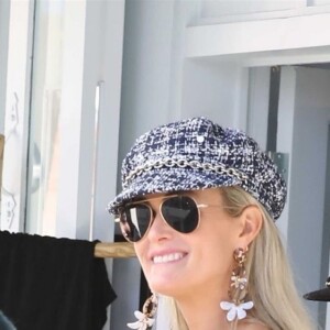 Laeticia Hallyday fait du shopping avec sa mère Françoise Thibault et rencontre un couple d'amis à Brentwood le 6 février 2019.