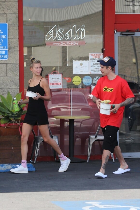 Justin Bieber et Hailey Baldwin sont allés chercher une salade à emporter chez Uruko Cafe avant de se rendre chez le thérapeute à Costa Mesa en Californie, le 23 mars 2019.