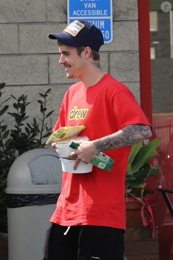 Justin Bieber et Hailey Baldwin sont allés chercher une salade à emporter chez Uruko Cafe avant de se rendre chez le thérapeute à Costa Mesa en Californie, le 23 mars 2019.