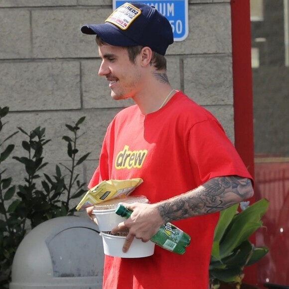 Justin Bieber et Hailey Baldwin sont allés chercher une salade à emporter chez Uruko Cafe avant de se rendre chez le thérapeute à Costa Mesa en Californie, le 23 mars 2019.