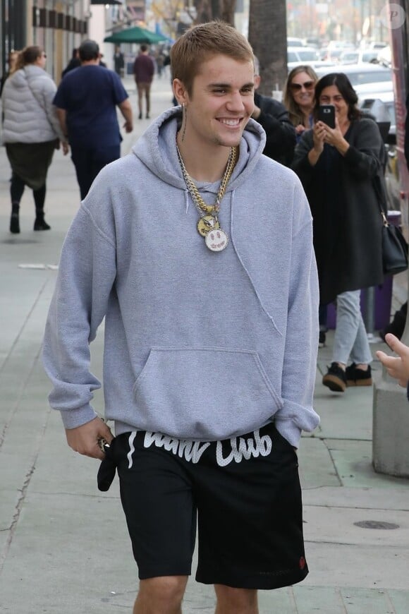 Hailey Baldwin, qui vient de se faire teindre les cheveux en rose, et son mari Justin Bieber font du shopping en amoureux à Los Angeles, avant de s'embrasser et de rejoindre leurs voitures respectives, le 11 janvier 2019.